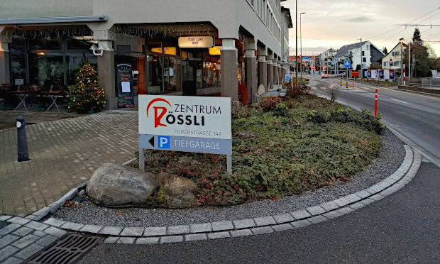 Einfahrt zum Parkplatz beim Zentrum Rössli in Egg